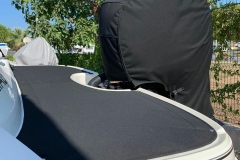 Navlaka - cerada od nautičkog platna za zaštitu motora na gliseru. Nautičko platno u crnoj boji