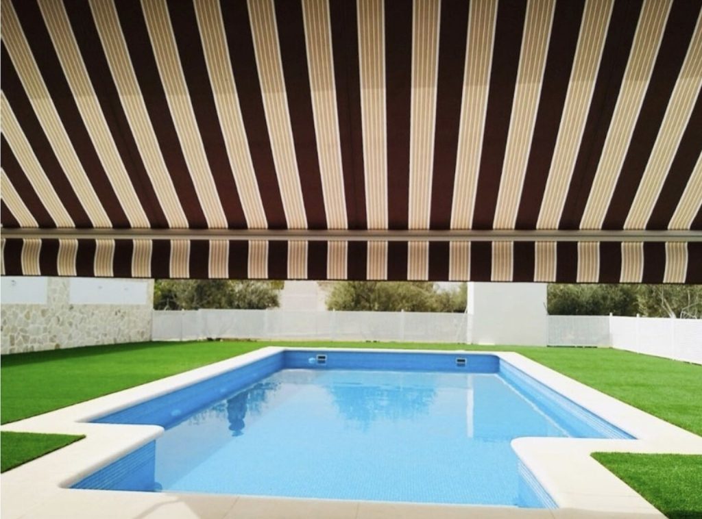 Terrassenmarkise aus imprägniertem Acrylstoff über Pool – maßgefertigte Überdachung von Luna Cerade & Tende