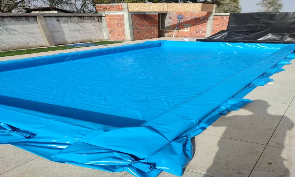 Plivajući zimski prekrivač od PVC cerade sa tegovima od dzakova sa peskom - izrada Luna cerade i tende Novi Sad