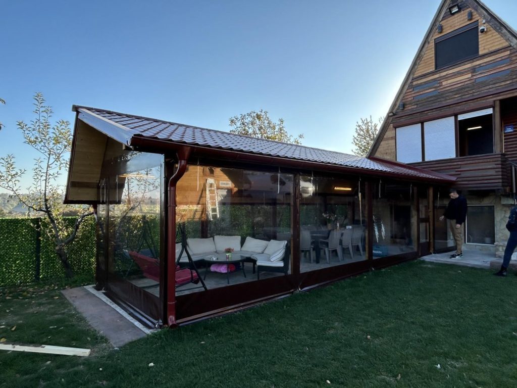 Terrassenverglasung mit transparenter PVC-Sichtschutzfolie – Wetterschutzlösung von Luna Cerade & Tende aus Serbien