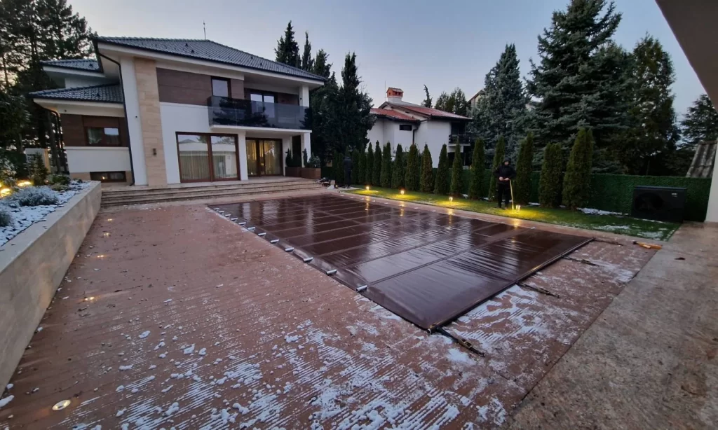 Prekrivač za bazen sa aluminijumskom potkonstrukcijom u braon boji - Izrada Luna cerade i tende