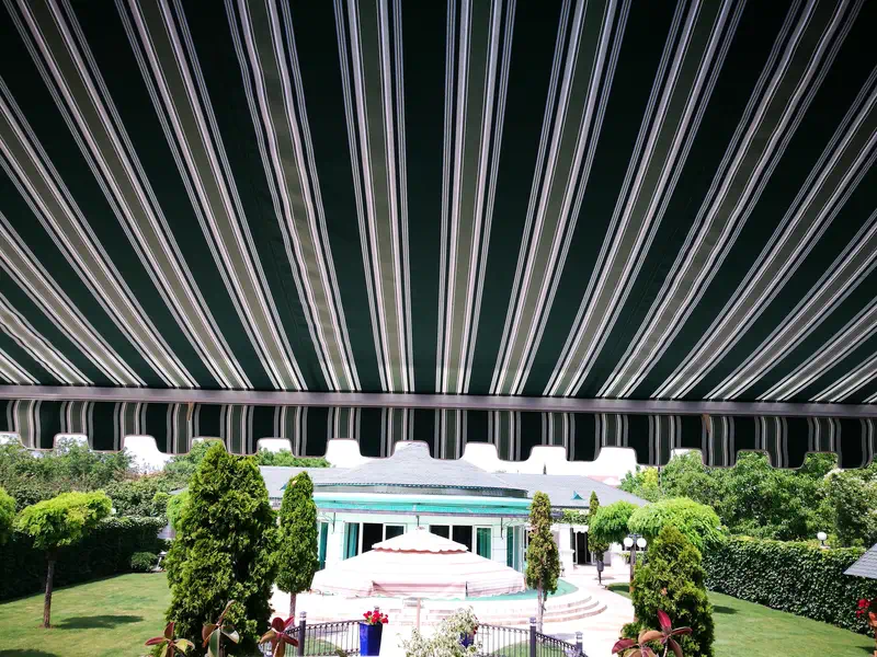 montirana tenda na balkonu kuće - izrada i montaža Luna cerade i tende novi Sad - Srbija