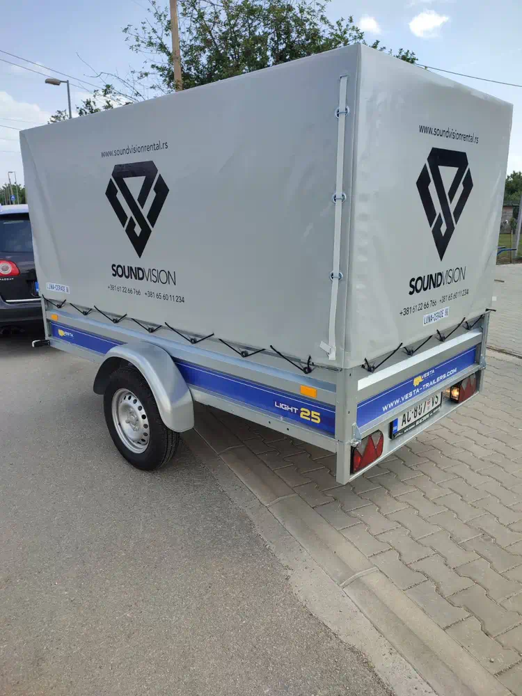 Jednoosovinska auto prikolica sa sivom ceradom sa štampom logotipa — izrada Luna Cerade i Tende