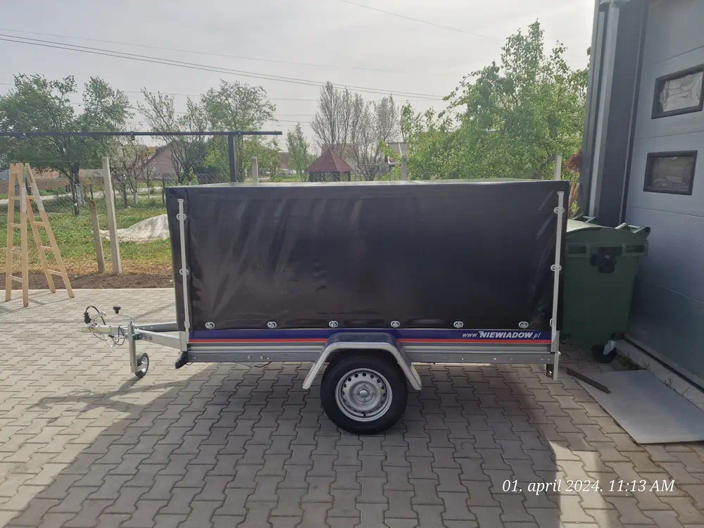Jednoosovinska auto prikolica sa crnom ceradom preko arnjeva — izrada Luna Cerade i Tende