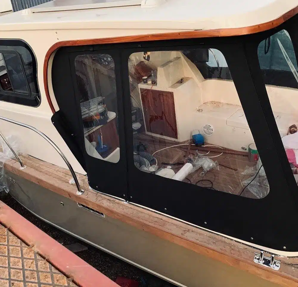 PVC Kristal folija sa nautičkim platnom namontirana na ribolovačkom čamcu - izrada Luna Cerade i Tende - Novi Sad, Srbija