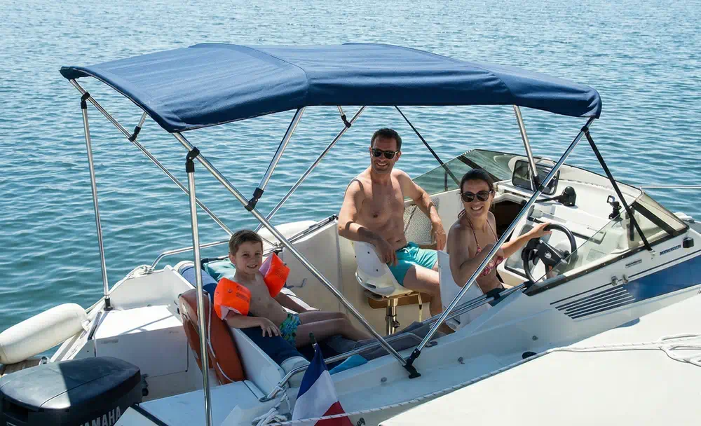 Bimini top sa Četiri inox cevi i nautičkim platnom u plavoj boji. Izrada, Luna Nautika, Novi Sad-Srbija