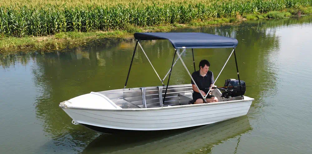 Bimini tenda sa dva inox kraka i plavim nautičkim platnom na čamcu za pecanje-izrada Luna Nautika Novi Sad, Srbija