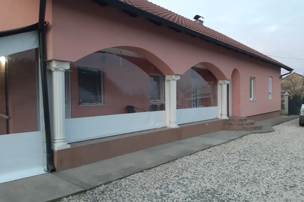 Kućna terasa zatvorena providnom kristal folijom — providne cerade za terase, Luna Cerade i Tende, Novi Sad