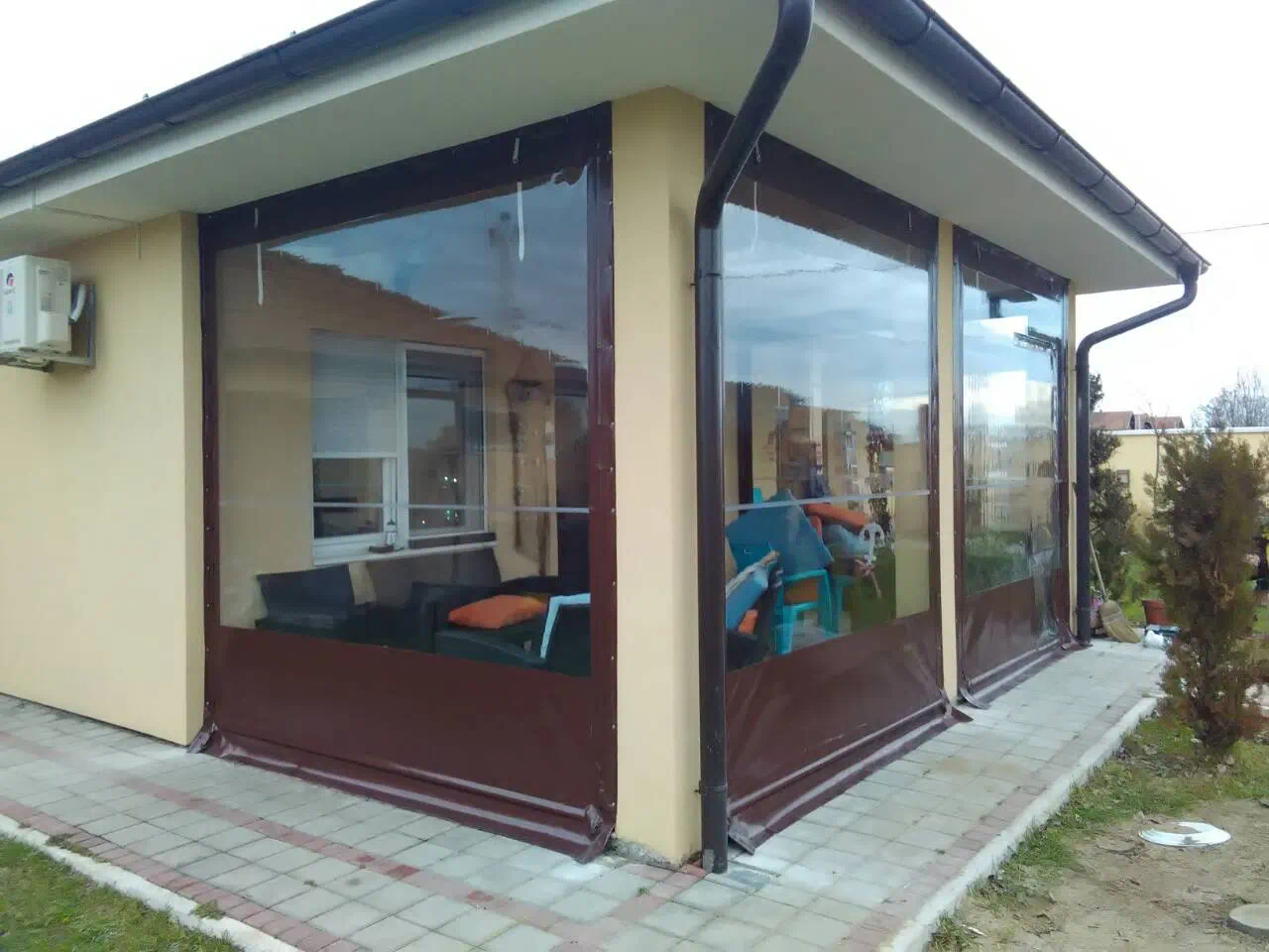 Terasa zatvorena providnom folijom sa YKK rajsferšlusom — segment otkopčan i smotan nagore, Luna Cerade i Tende, Novi Sad