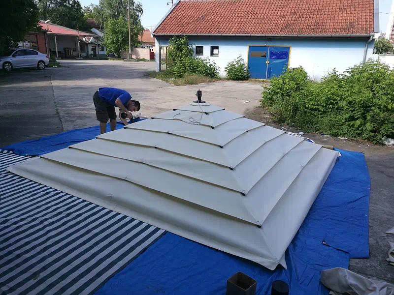 Krojenje i šivenje novog platna za veliki suncobran po dimenzijama starog platna