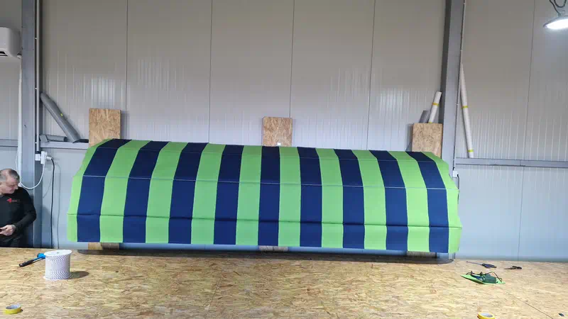 Ista tenda sa novim prugastim platnom u zeleno-teget dezenu posle zamene